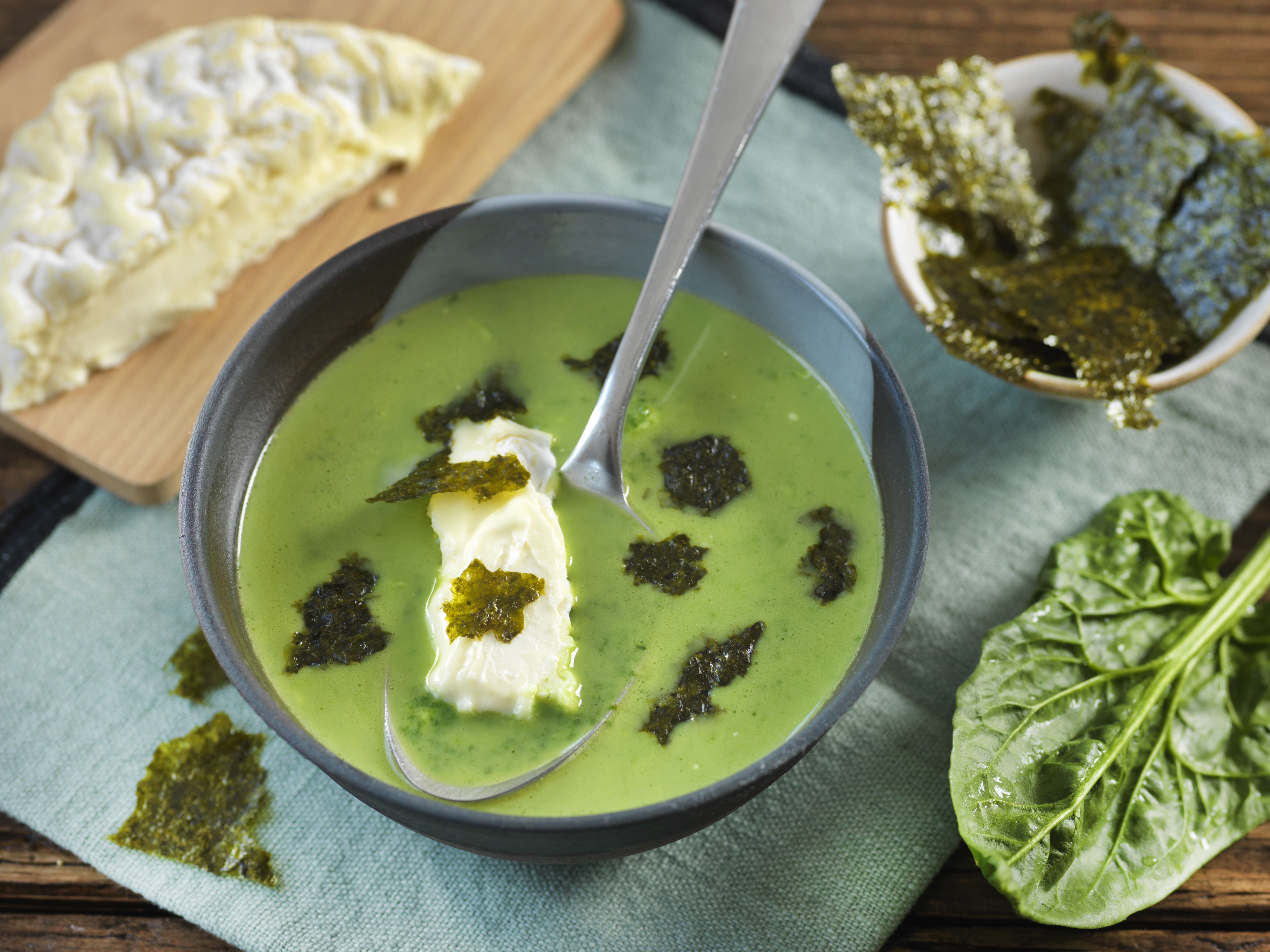 Soupe de feuilles au Saint-Félicien et chips de nori Soupe de feuilles au Saint-Félicien et chips de nori